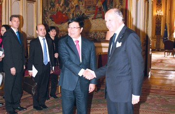 Foreign Minister Pham Binh Minh visits France  - ảnh 1